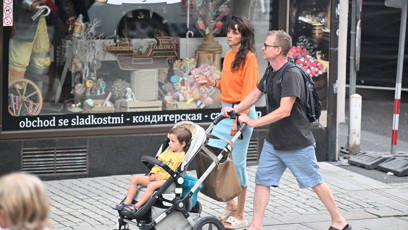 FOTO: Matěj Hádek s partnerkou a synem šli po kolonádě.