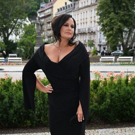 Čvančarová má krásný dekolt.