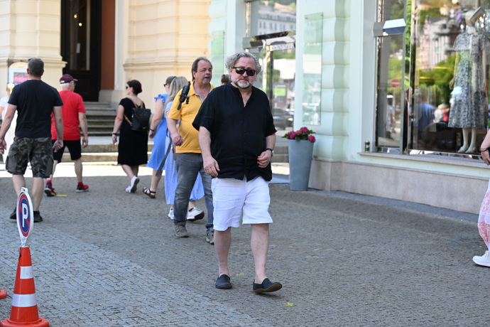 Režisér Jan Hřebejk na kolonádě.