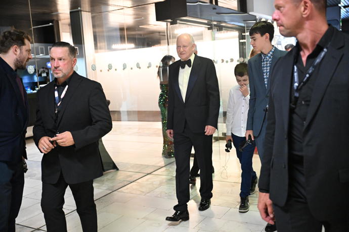 Stellan Skarsgård míří do sálu.