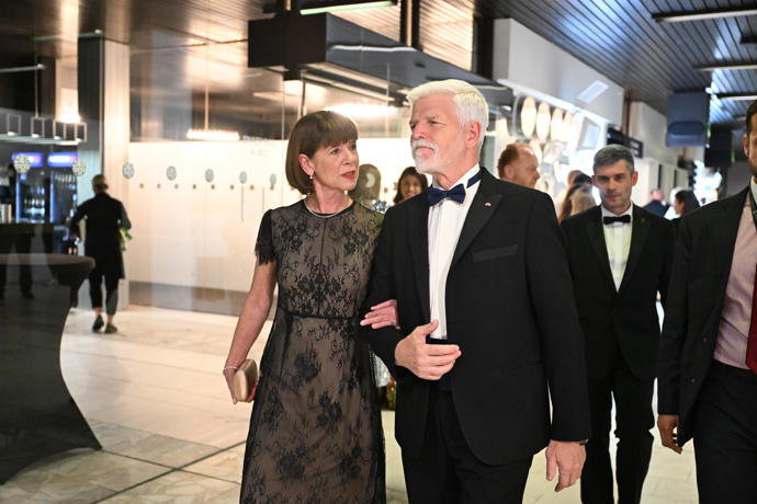 Prezident Petr Pavel doprovázel do sálu Andreu Bartoškovou.