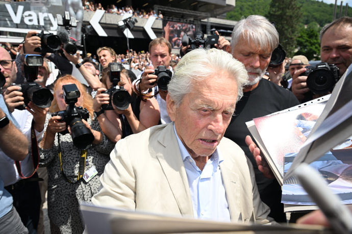 Michael Douglas se podepisoval fanouškům před Thermalem.