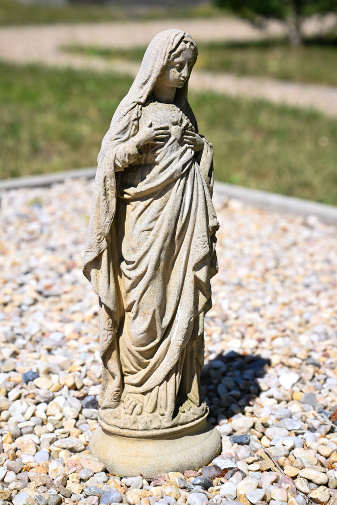 Detail sošky na hřbitově.