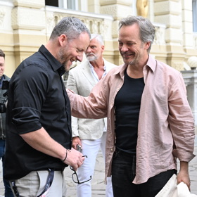 Herec Peter Sarsgaard je ve Varech.