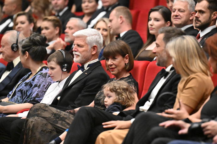 Petr Pavel a Andrea Bartošková sledovali závěrečný program s klidem a dojetím.