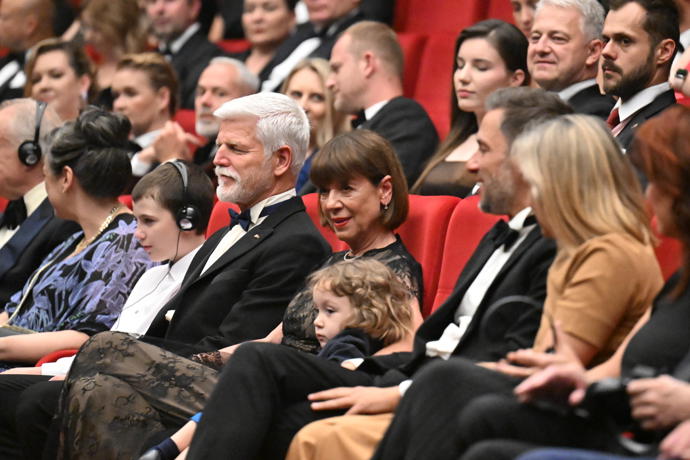 Bartošková se nejdříve hezky usmívala.