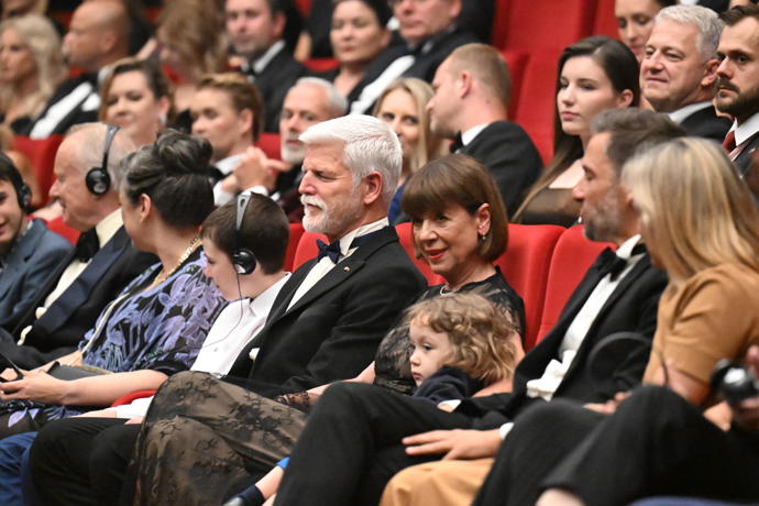Petr Pavel a Andrea Bartošková sledovali závěrečný ceremoniál bok po boku.