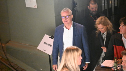 FOTO: Pár společně i odešel.