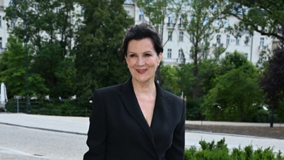 FOTO: Kovaříková vynesla sako a upnutou sukni.