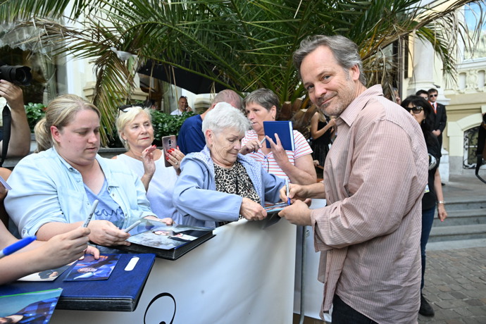 Peter Sarsgaard se podepsal fanouškům. 