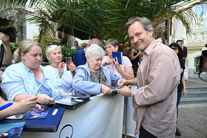 Peter Sarsgaard se podepsal fanouškům. 