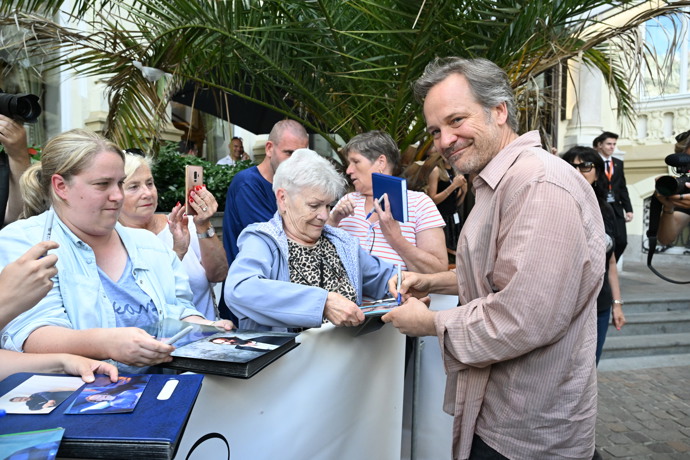Peter Sarsgaard se stále usmíval.