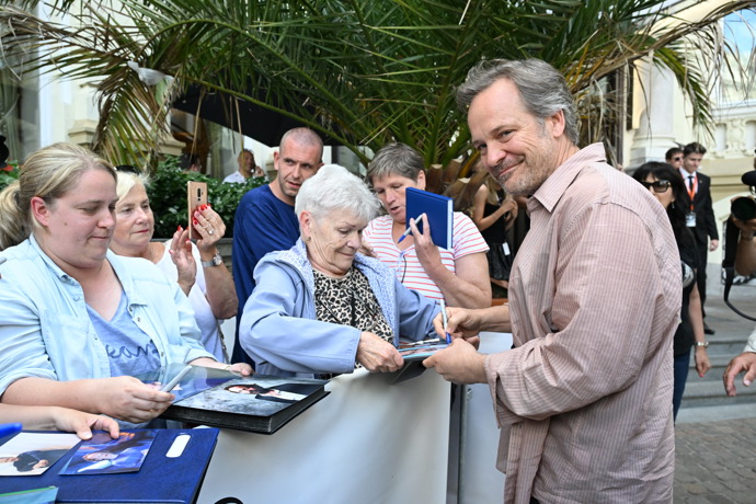 Peter Sarsgaard se podepsal fanouškům. 