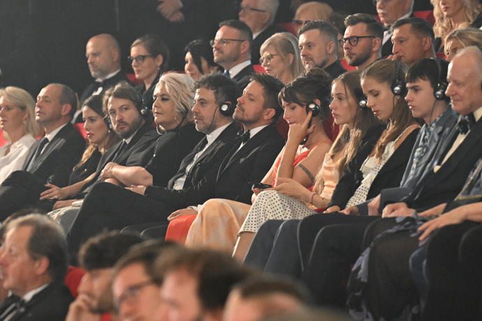 Mádl pozorně sledoval program.