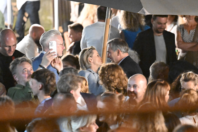 Mucha donesl oslavenci balónky.