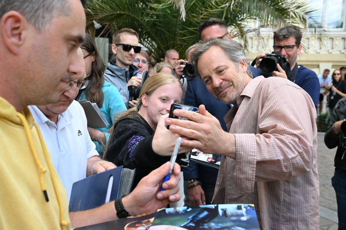 Peter Sarsgaard se ochotně fotil s fanoušky.