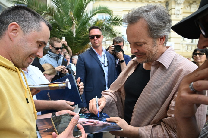 Peter Sarsgaard se podepsal fanouškům. 