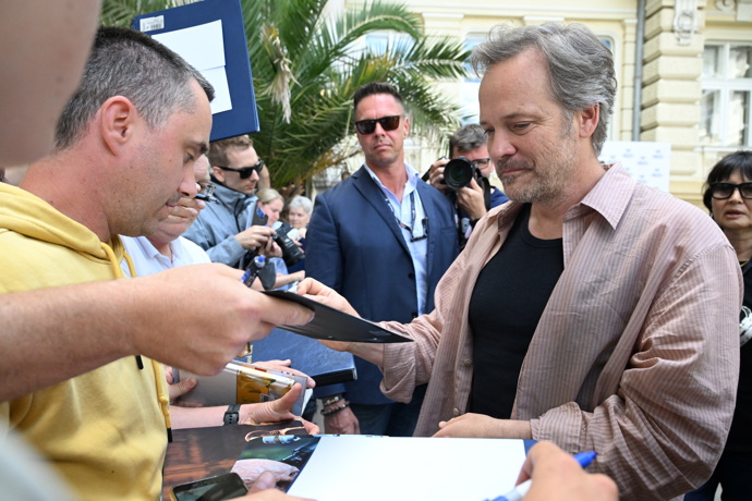 Peter Sarsgaard se podepsal fanouškům. 
