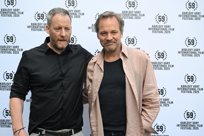 Peter Sarsgaard je ve Varech.