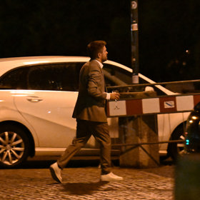 Jiří Mádl si šel pro jídlo se skleničkou v ruce.