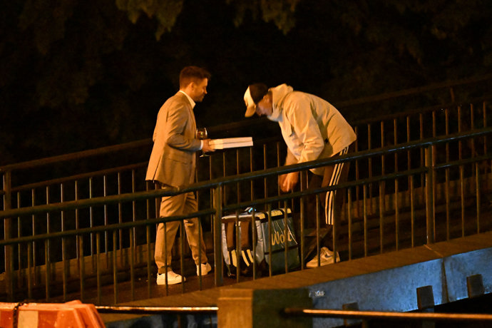 Spokojený Jiří Mádl s pizzou.