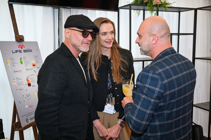 Hynek Čermák se svou partnerkou na tiskovce k novému filmu Neporazitelní.