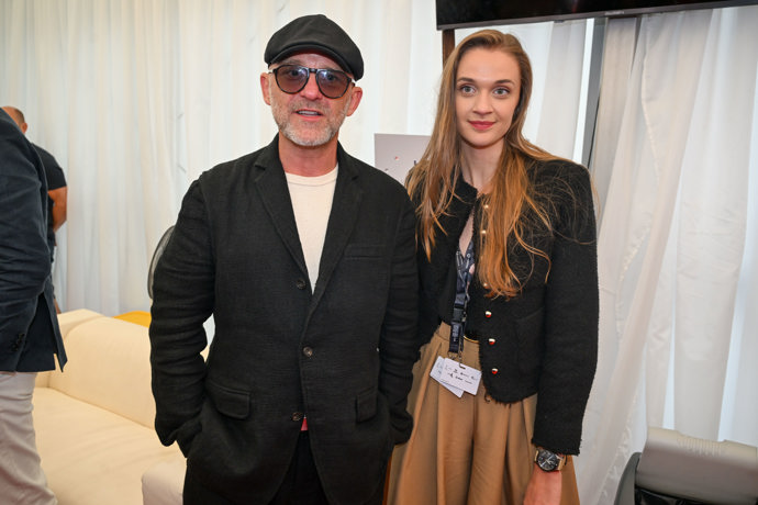 Hynek Čermák se svou partnerkou na tiskovce k novému filmu Neporazitelní.