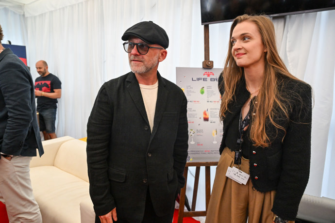 Hynek Čermák se svou partnerkou na tiskovce k novému filmu Neporazitelní.