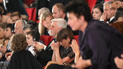 FOTO: Andrea Bartošková zvládla ceremoniál statečně.
