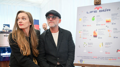 FOTO: Hynek Čermák se svou partnerkou na tiskovce k novému filmu Neporazitelní.