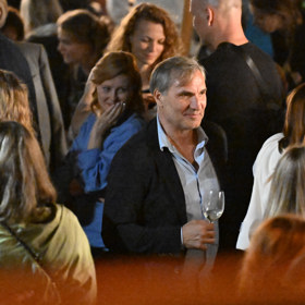 Mucha donesl oslavenci balónky.