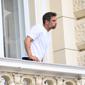 Janek Bartoška si na hotelovém balkoně ve Varech užíval první cigaretu.