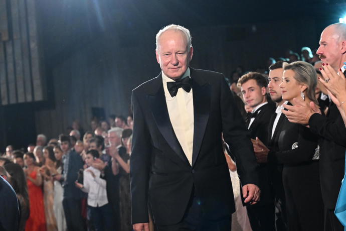 Stellan Skarsgård ve Varech převzal křišťálový glóbus. Hvězdě Pirátů z Karibiku tleskal zaplněný sál