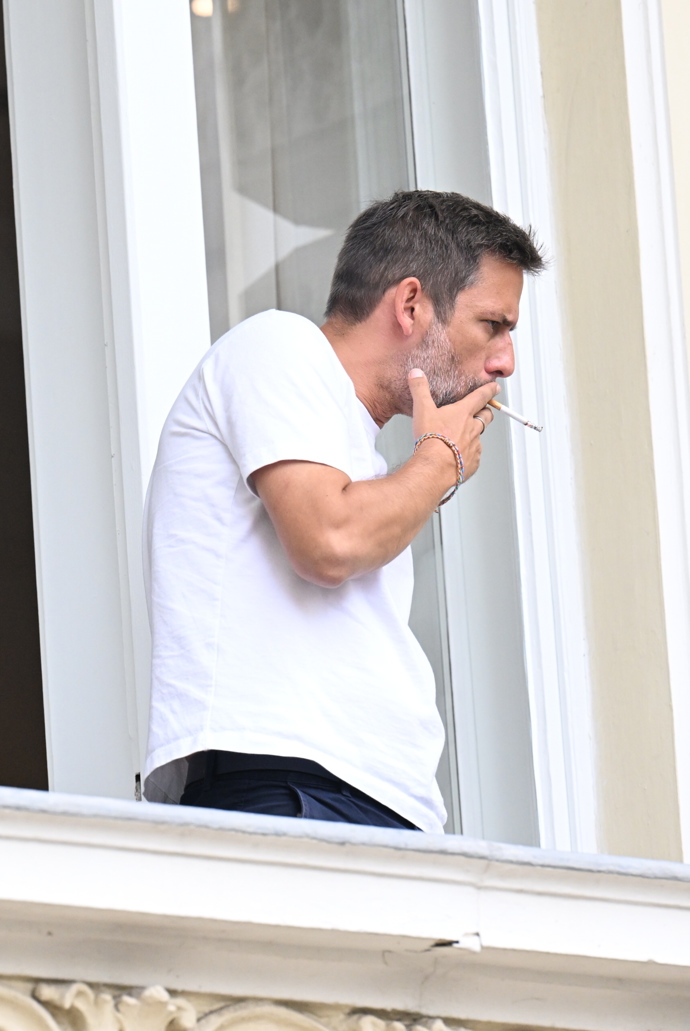 Janek Bartoška už si na hotelovém balkoně ve Varech užíval první cigaretu.