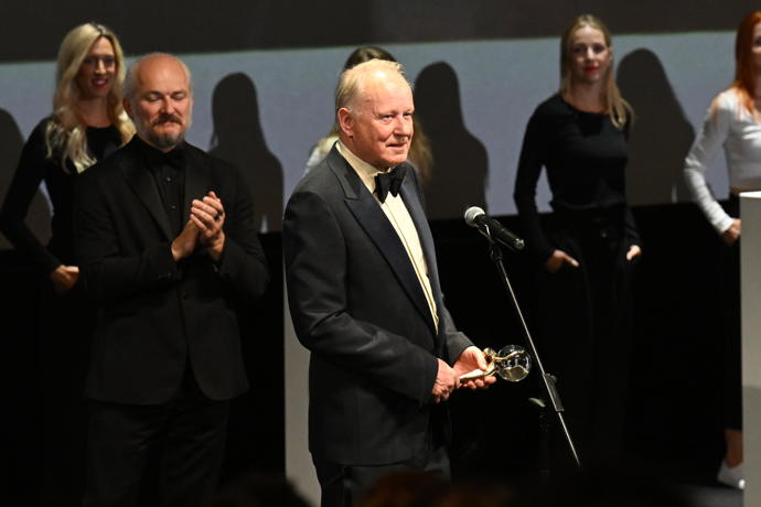 Stellan Skarsgård ve Varech převzal křišťálový glóbus. Hvězdě Pirátů z Karibiku tleskal zaplněný sál
