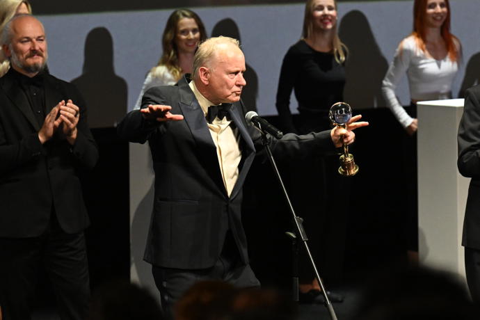 Stellan Skarsgård ve Varech převzal křišťálový glóbus. Hvězdě Pirátů z Karibiku tleskal zaplněný sál