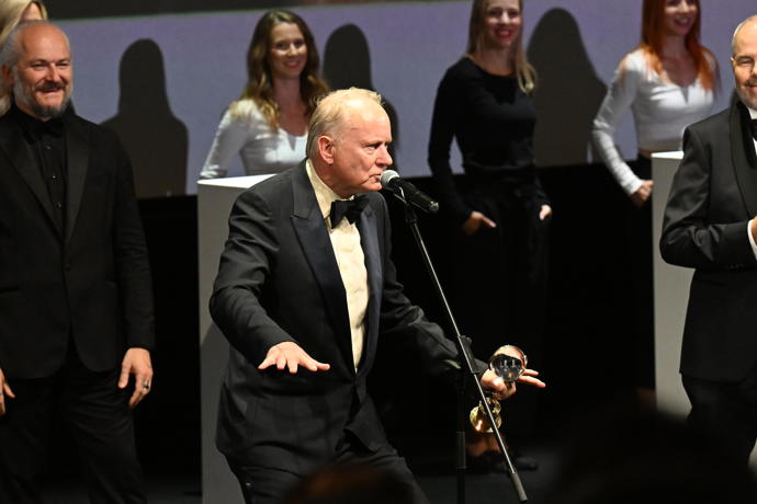 Stellan Skarsgård ve Varech převzal křišťálový glóbus. Hvězdě Pirátů z Karibiku tleskal zaplněný sál
