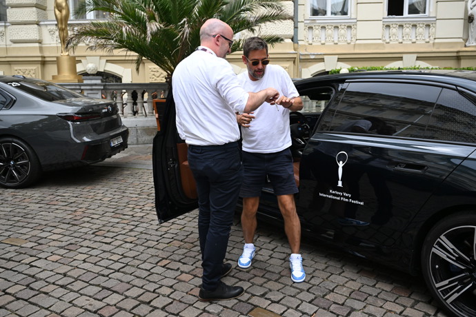 Janek Bartoška dal svou cigaretu řidiči, aby mohl nastoupit do auta.