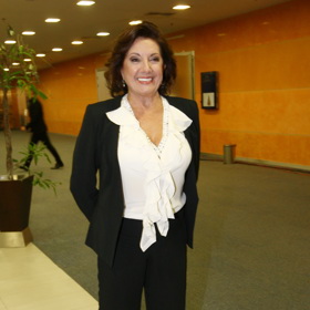 Marie Rottrová je zastánkyní klasiky. K bílé košili nebo halence obléká černý kalhotový kostýmek.