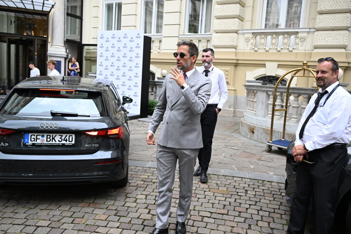 Janek Bartoška je elegán.