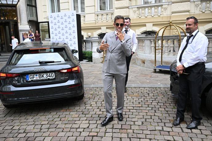Janek Bartoška je elegán.