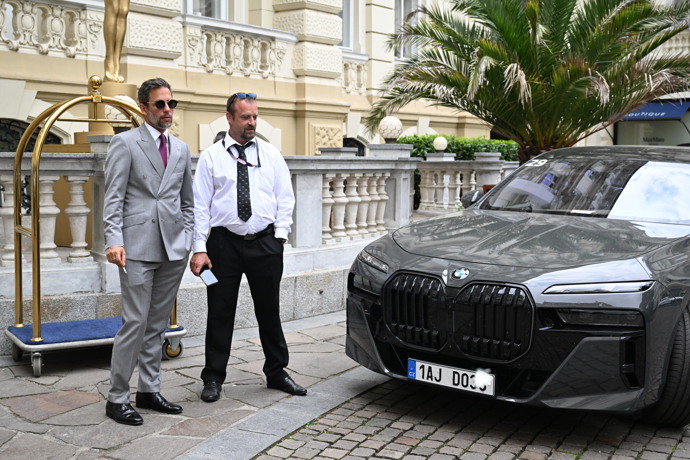 Janek Bartoška je elegán.