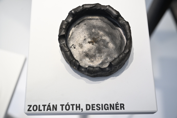 Popelník Zoltána Tótha.