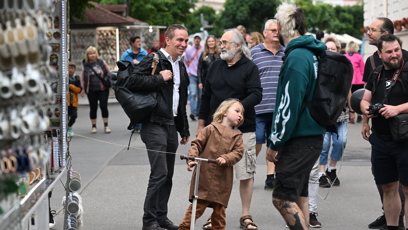 FOTO: Během procházky se několikrát usmál na kolemjdoucí.