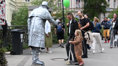 FOTO: Koloběžka byla evidentně oblíbeným dopravním prostředkem malého Bartoše.