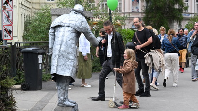 FOTO: Malý Bartoš si nesl i balónek.