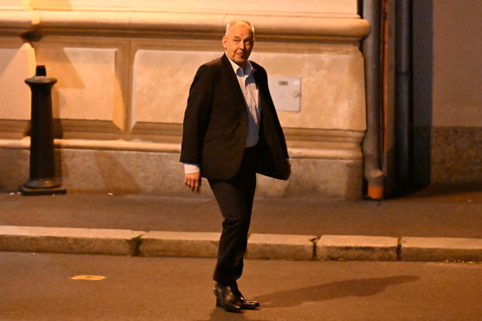 Tajná party se protáhla.