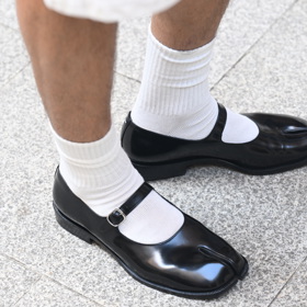 Jordan se však lakovaných balerín nezalekl a navíc je zkombinoval s bílými ponožkami.