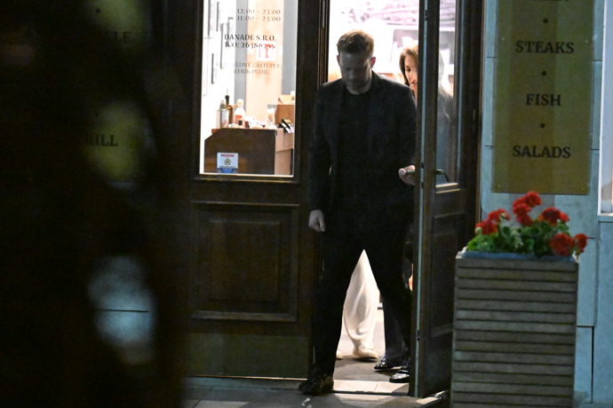 Jakub při odchodu z restaurace.