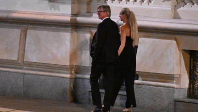 FOTO: Režisér Jiří Strach odcházel s partnerkou.